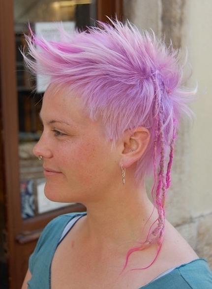 bok cieniowanej fryzury krótkiej, różowe włosy, uczesanie damskie zdjęcie numer 119A